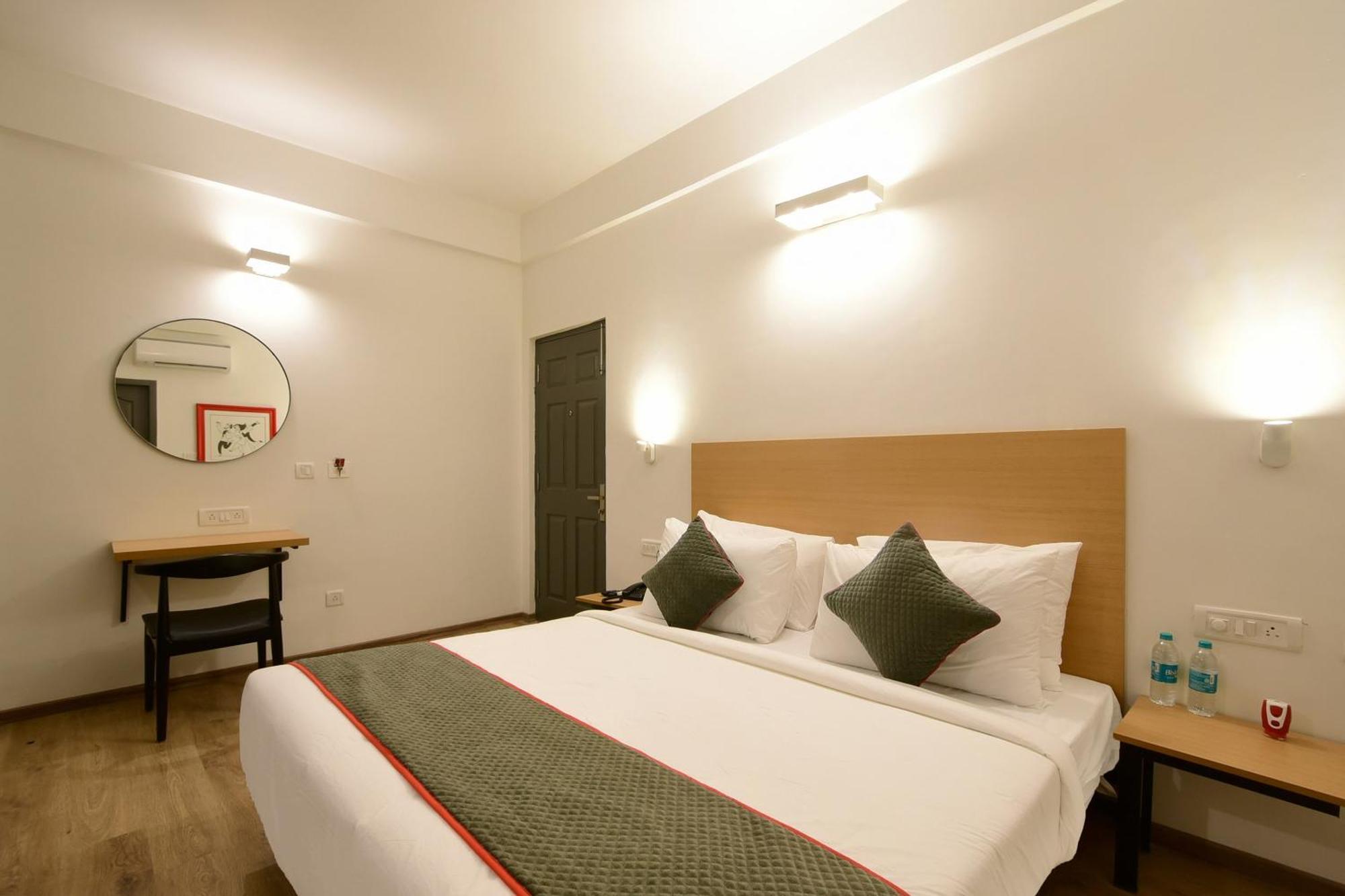 Townhouse Airport Road Hotel Yelahanka Exterior photo