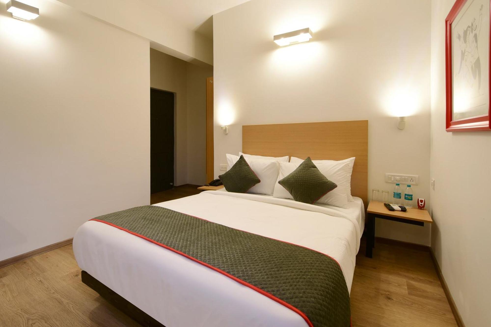 Townhouse Airport Road Hotel Yelahanka Exterior photo